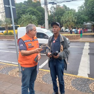 No dia do pedestre, DETRAN, SEMOB E DEFESA CIVIL realizam ações de conscientização no calçadão de Prudente